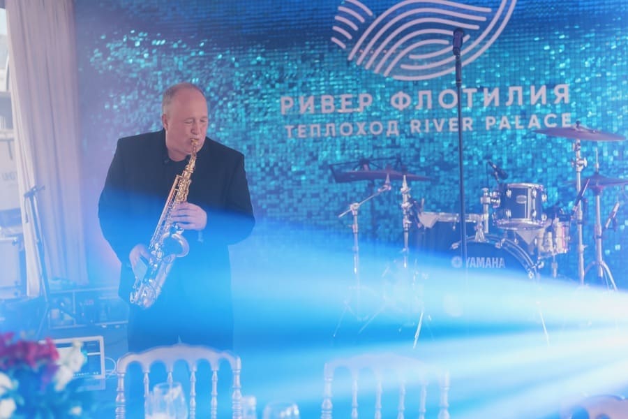 Выступление саксофониста